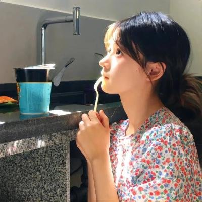 演唱会后台实拍：当红小花深夜共进晚餐，公司火速否认